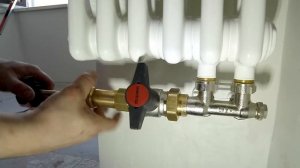 Заменяем вентильную вставку инструментом Demo-Bloc.