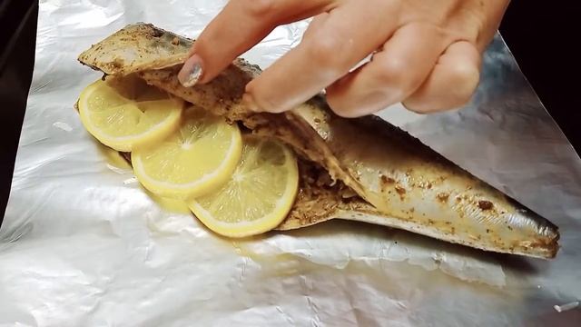 Как вкусно запечь СКУМБРИЮ в духовке - очень простой рецепт запеченной рыбы смотреть онлайн