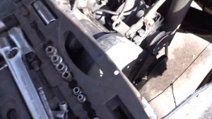 Замена механического топливного насоса  на ауди 100с3 . Подробнее в описании под видео.