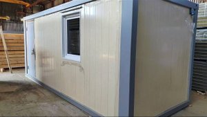 Блок-контейнер из сэндвич панелей в необычных цветах (vagonchiki.ru)