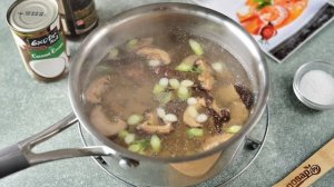 Суп Том ям с курицей и креветками