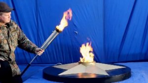 Как зажечь газовый факел от горелки вечного огня