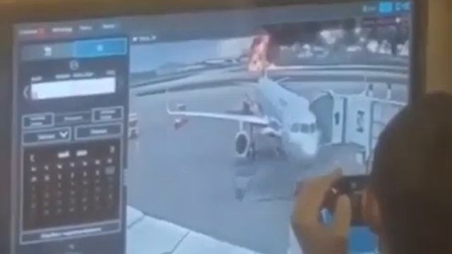 Сотрудники Аэропорта Шереметьево ржут над горящим SSJ100.