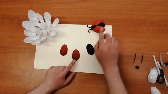 17.04.2020г. Видео занятие: Мастер-класс. Кувшинка и божьи коровки из пластиковых ложек.