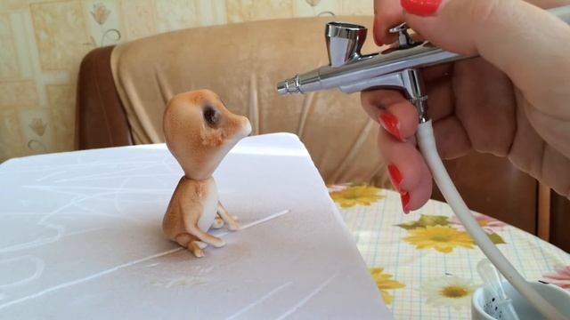 Работа с аэрографом. Красим фигурку из мастики. смотреть онлайн
