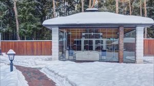 Красивое барбекю с беседкой и стеклянный крышей