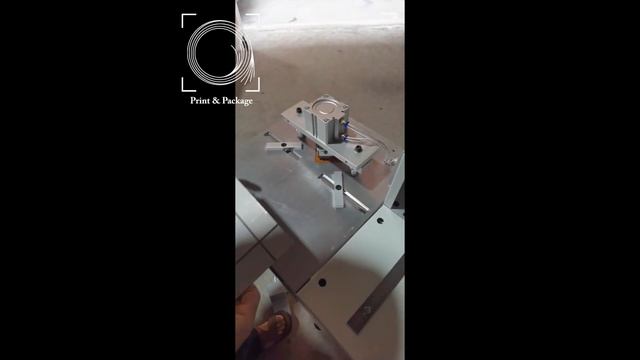 Тестирование пневматической машины для резки пазов в картоне и удаления углов смотреть онлайн