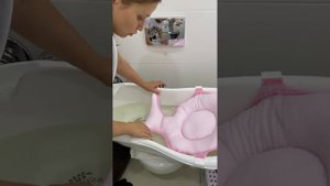 Купание младенца в ванночке на гамаке. Обзор гамачков для купания -плюсы и минусы.