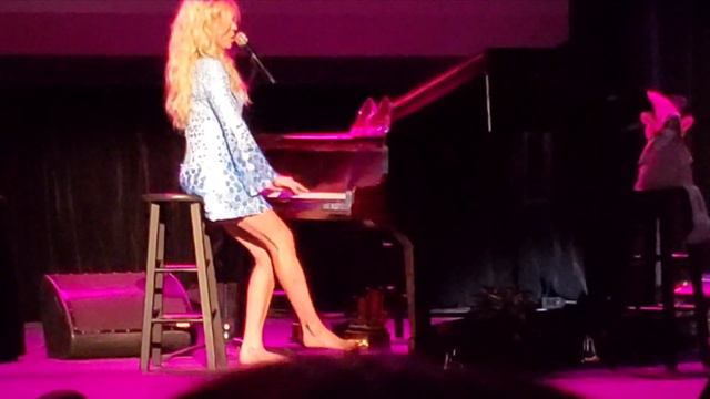 Debbie Gibson's Lost In Your Eyes смотреть онлайн