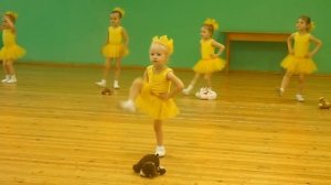 Танец "Модные игрушки". (София Тихомирова-3,9 года)
