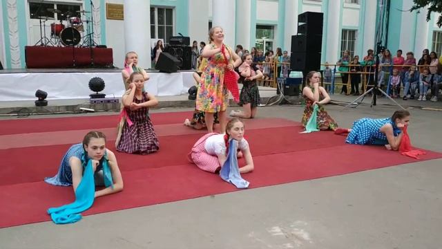 Выступление театра современной хореографии 