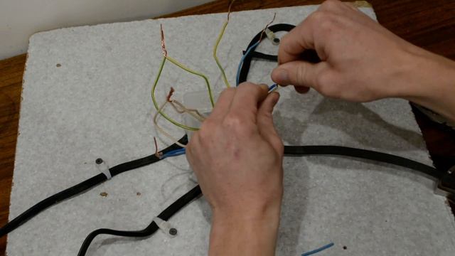 соединение проводов в распределительной коробке