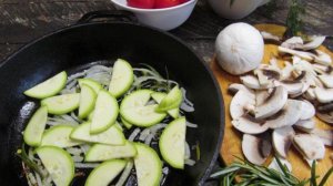 Салат с жареным кабачком и шампиньоном