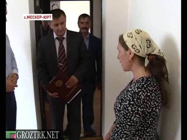 8 остронуждающихся семей получили от руководства региона ключи и документы на новые дома