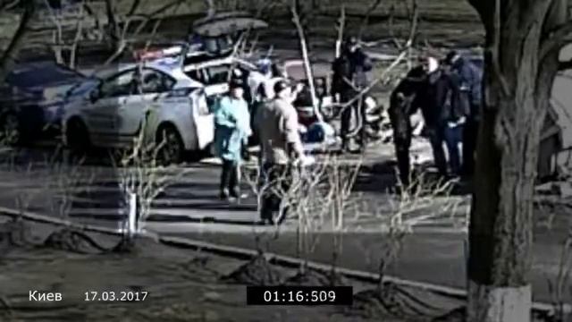Жестокое избиение старика новой полицией Видео с камеры наблюдения Киев 17 03 2017 смотреть онлайн