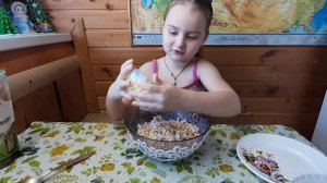 Салат с кириешками и фасолью