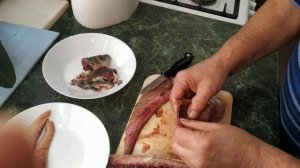 Профессиональная разделка сельди от костей мужчиной
