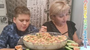 МУКБАНГ КАРТОФЕЛЬНАЯ ЗАПЕКАНКА С КОПЧЁНОСТЯМИ ЧИТАЕМ КОМЕНТЫ MUKBANG #eating  #mukbang #no #семья