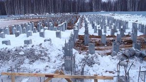 Фундамент высотки: армирование, опалубка и заливка ростверка поверх забивных свай