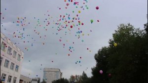 Красиво, запускают воздушные шарики в небо