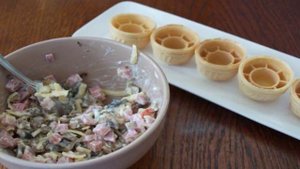 Закуска в вафельных тарталетках