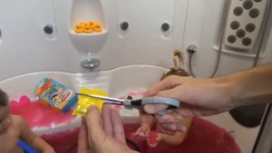 Растим снег в ванной ищем сюрпризы Снежколепом Gelli Baff