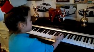 А.Моцарт.Турецкий марш.Ей 6 лет, не зная нот,ей показали куда нажимать и по слуху!