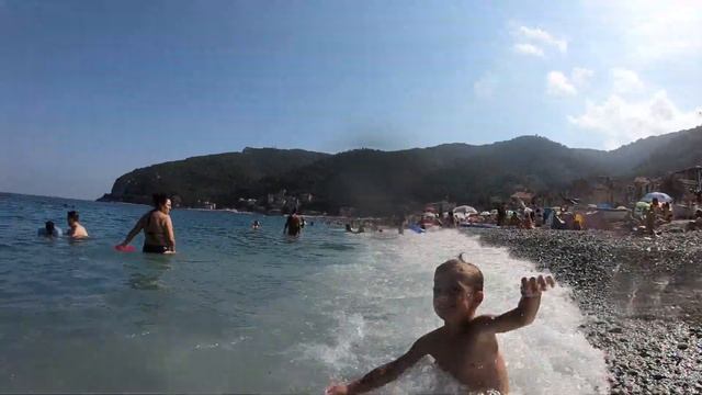 ПРОВОЖАЕМ РЫБАКОВ. КУПАЕМСЯ НА ВОЛНАХ.НОЛИ.ИТАЛИЯ. NOLI Italy BOAT ON THE WAVES. OUR SEA PEELS. смотреть онлайн