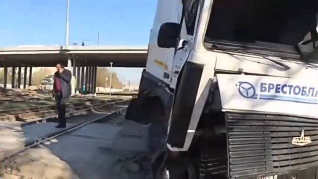 ПОЕЗД СТОЛКНУЛСЯ С МАЗОМ смотреть онлайн