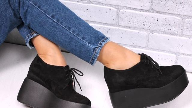 коллекция обуви на танкетке и массивных кроссовок 2010х