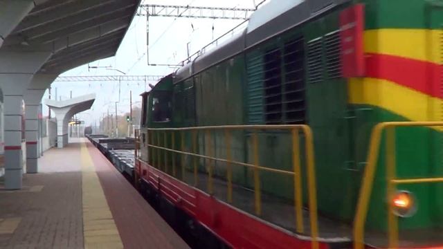 Тепловоз ЧМЭ3-4264 с открытыми платформами, наливной цистерной и хоппер-дозатором смотреть онлайн