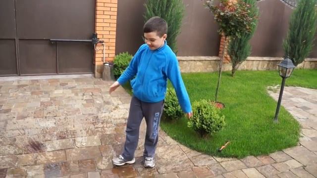 Крушения шарика с водой!!! (кидаем с балкона) смотреть онлайн