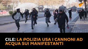 Cile: la polizia usa i cannoni ad acqua sui manifestanti