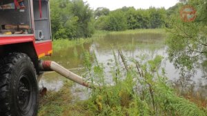 Сотрудники 7-го пожарно-спасательного отряда откачивают воду из зон подтопления в Уссурийске