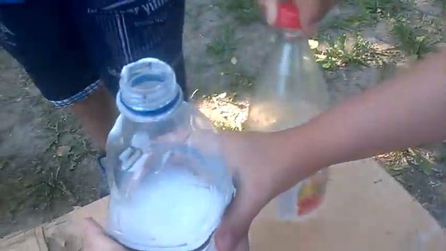 Пена из бутылки? Ставим опыт• смотреть онлайн