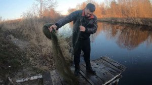 "ЭКСПЕРТ" показывает лучший способ заброса кастинговой сети.   Сарказм от браконьера)