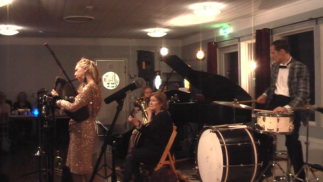 16 Bag Pipe BluesHans Carling - Carling Family Big Band смотреть онлайн