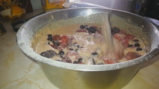 Быстрый пирог на кефире с ягодами