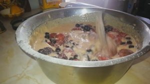 Быстрый пирог на кефире с ягодами