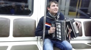 круто спел в метро