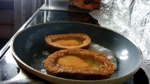 Простой, легкий и вкусный рецепт из яиц и хлеба, горячий бутерброд, бычий глаз. Рецепт из детства
