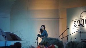 Дана Сидерос читает свои стихи