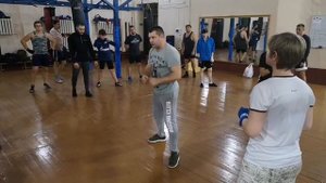 Отработка техники прямых ударов и уклонов. Бой с тенью.