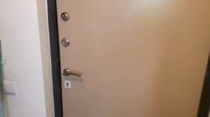 Установил замок на дверь от застройщика