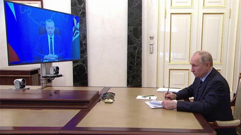 Президент обсудил с главой Новосибирской области поддержку участников СВО и их семей