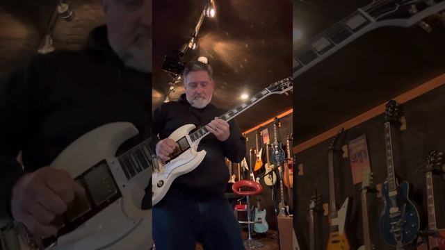 Epiphone SG Les Paul Custom antique Ivory Maestro Vibrola смотреть онлайн