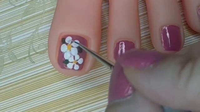 Dibujos en las Uñas de los Pies de Flores en tonos Rosados