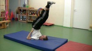 Перекат в полушпагат из стойки на лопатках