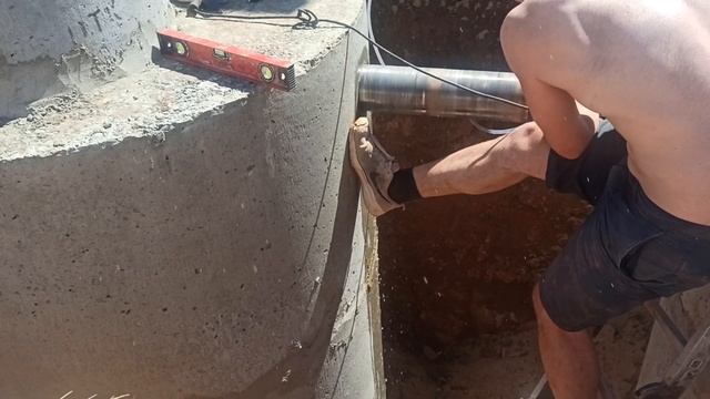 Сверлим алмазной коронкой бетонные кольца под канализацию