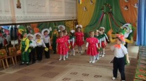 Вход на осенний утренник в садике (средняя группа)